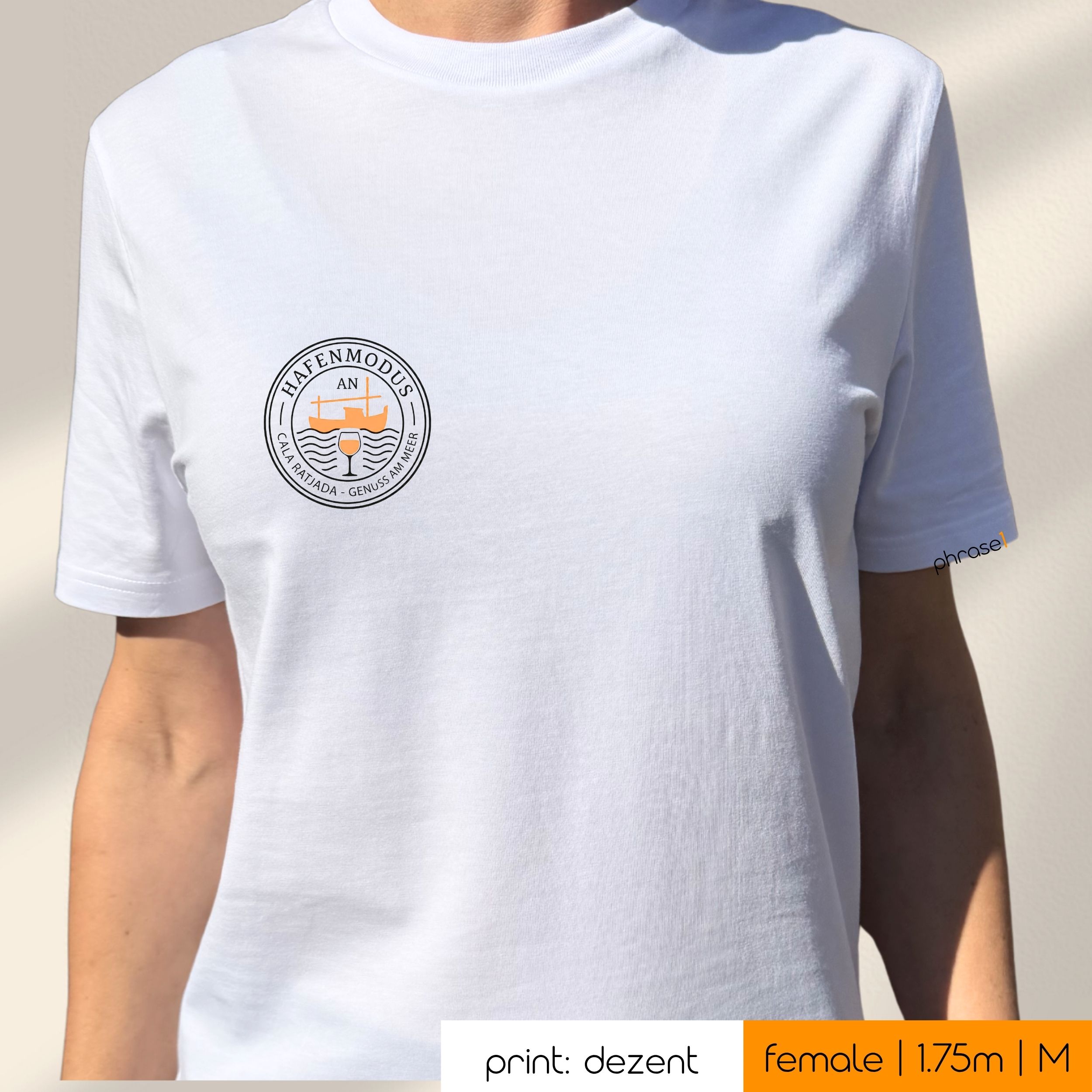 Premium T-Shirt mit Spruch "hafenmodus an. cala ratjada. genuss am meer." und Visual